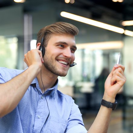 Mann mit Headset