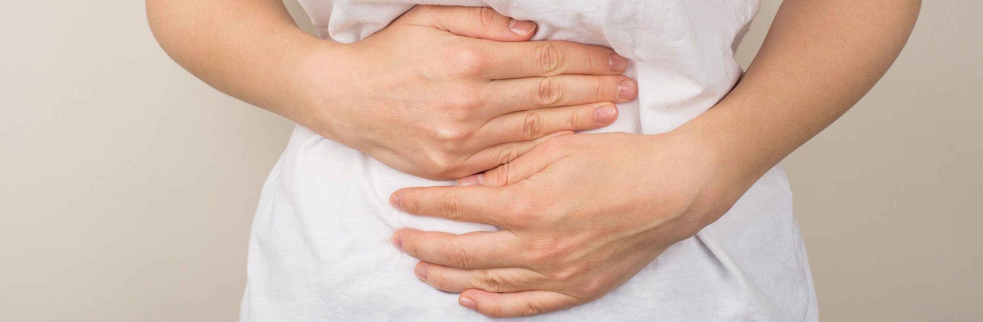 Person hält sich den Bauch