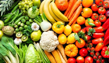 Obst und Gemüse in den Farben des Regenbogens