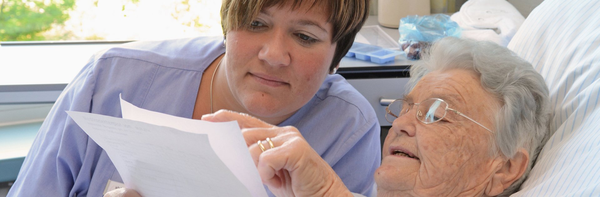 Pflegerin mit älterer Patientin