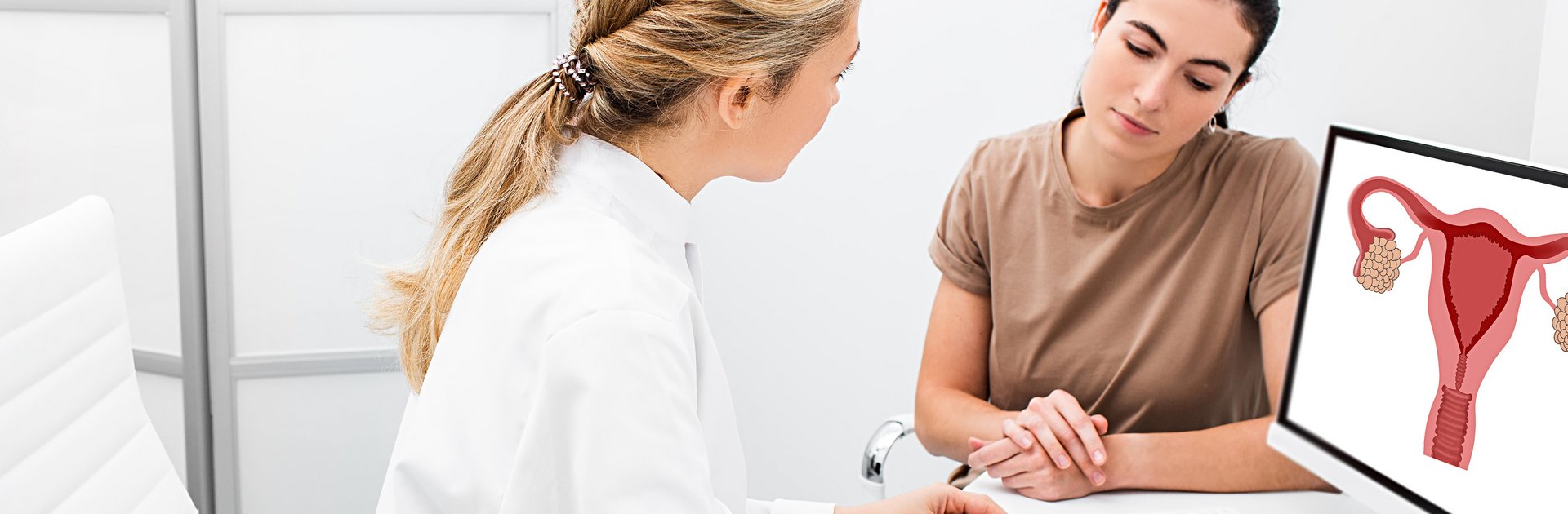 Gynäkologin erläutert der Patientin eine Diagnose